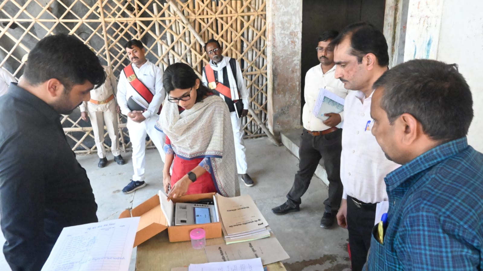 डीएम जे.रीभा नें किया गेंहू खरीद केन्द्र का निरीक्षण: तेज़ी लाने के सख्त निर्देश