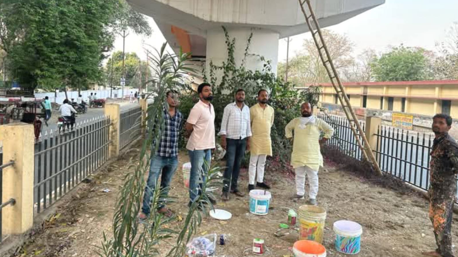 प्रतिनिधि अंकित द्वारा ओवर ब्रिज के नीचे तिरंगे रंग का सुंदरीकरण: राष्ट्रीय भावना को बढ़ावा