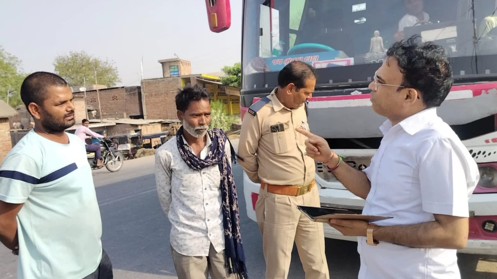 एआरटीओ शंकर सिंह की कड़ी कार्रवाई: 10 ओवरलोड ट्रकों समेत 13 वाहनों को किया जब्त