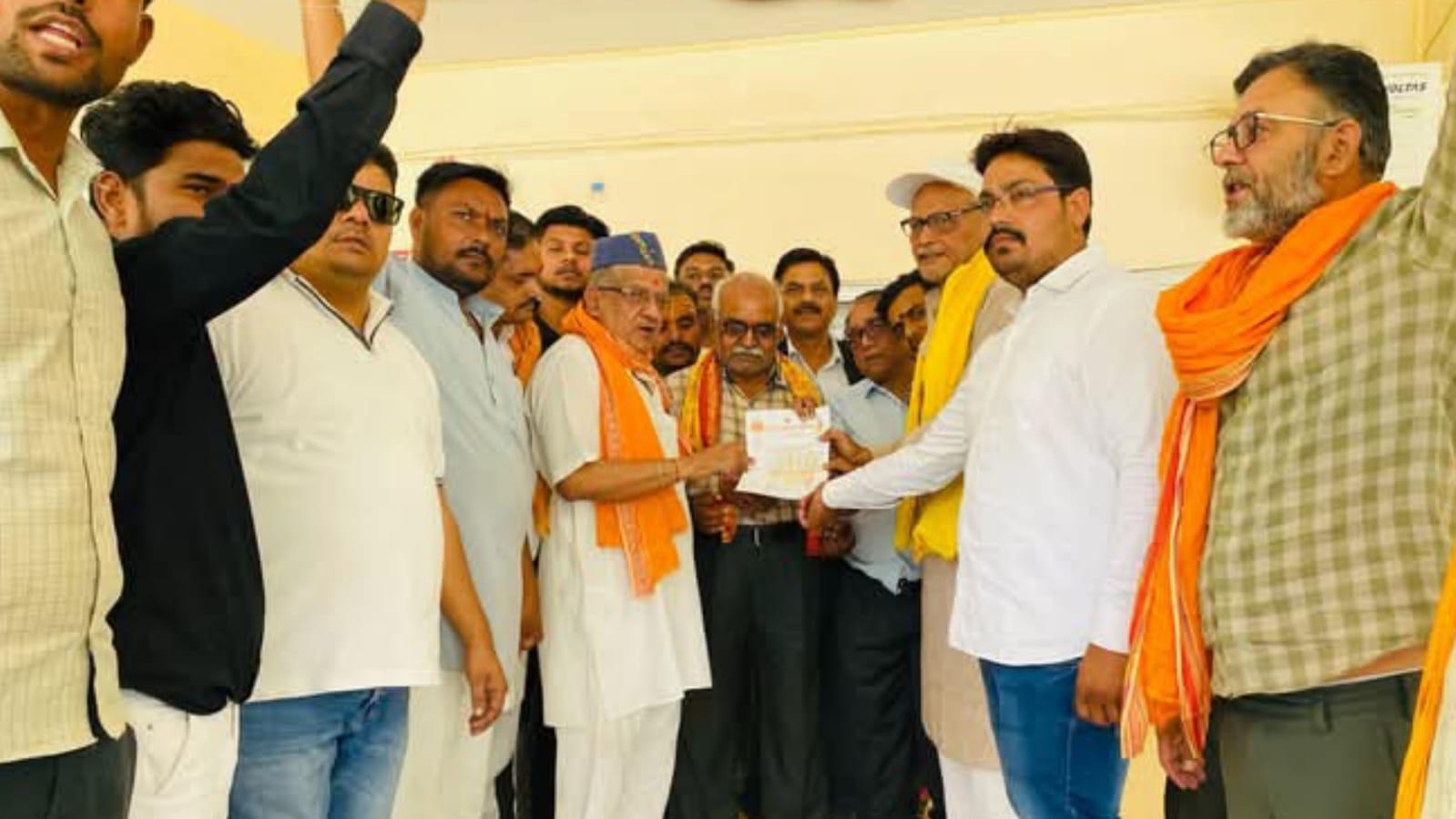 मांस की अवैध दुकानों के खिलाफ विहिप का विरोध प्रदर्शन : सिटी मजिस्ट्रेट को सौंपा ज्ञापन