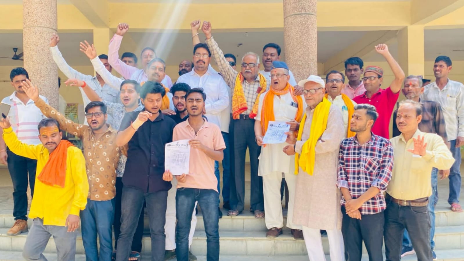 मांस की अवैध दुकानों के खिलाफ विहिप का विरोध प्रदर्शन : सिटी मजिस्ट्रेट को सौंपा ज्ञापन