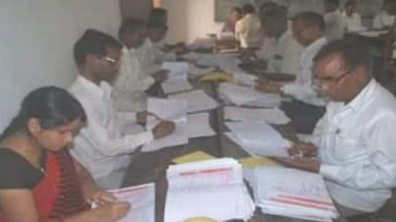 अजब और गजब : गुरुजी पर नोटों की बरस रही कृपा, दया की दरकार
