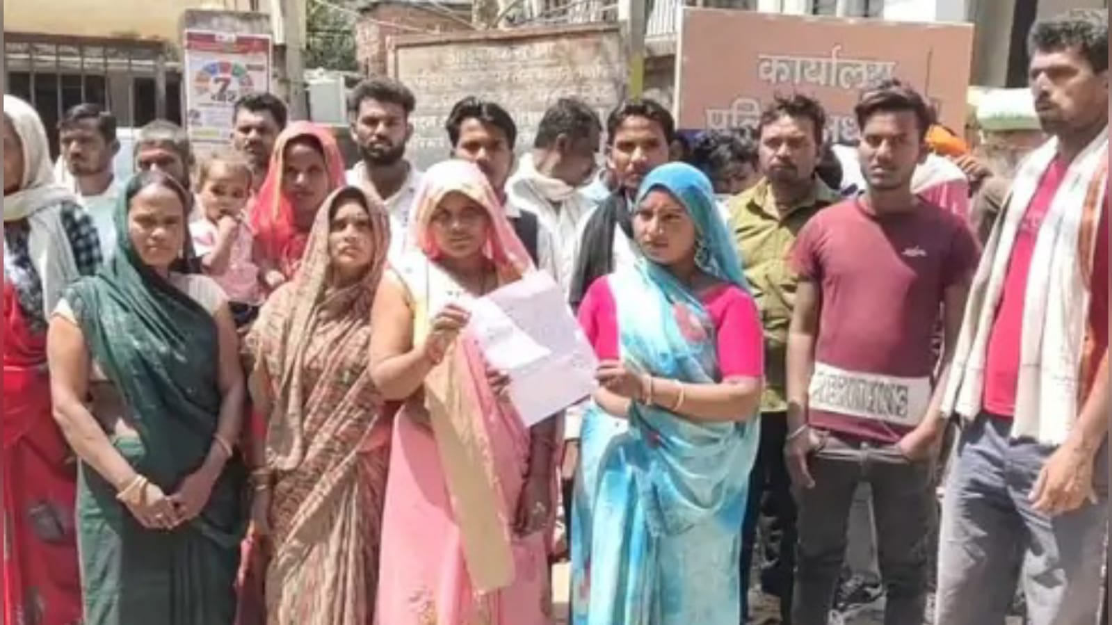 बालू माफिया के खिलाफ आवाज उठाना पड़ा भारी: हथियारों से लैस आरोपियों ने की पिटाई