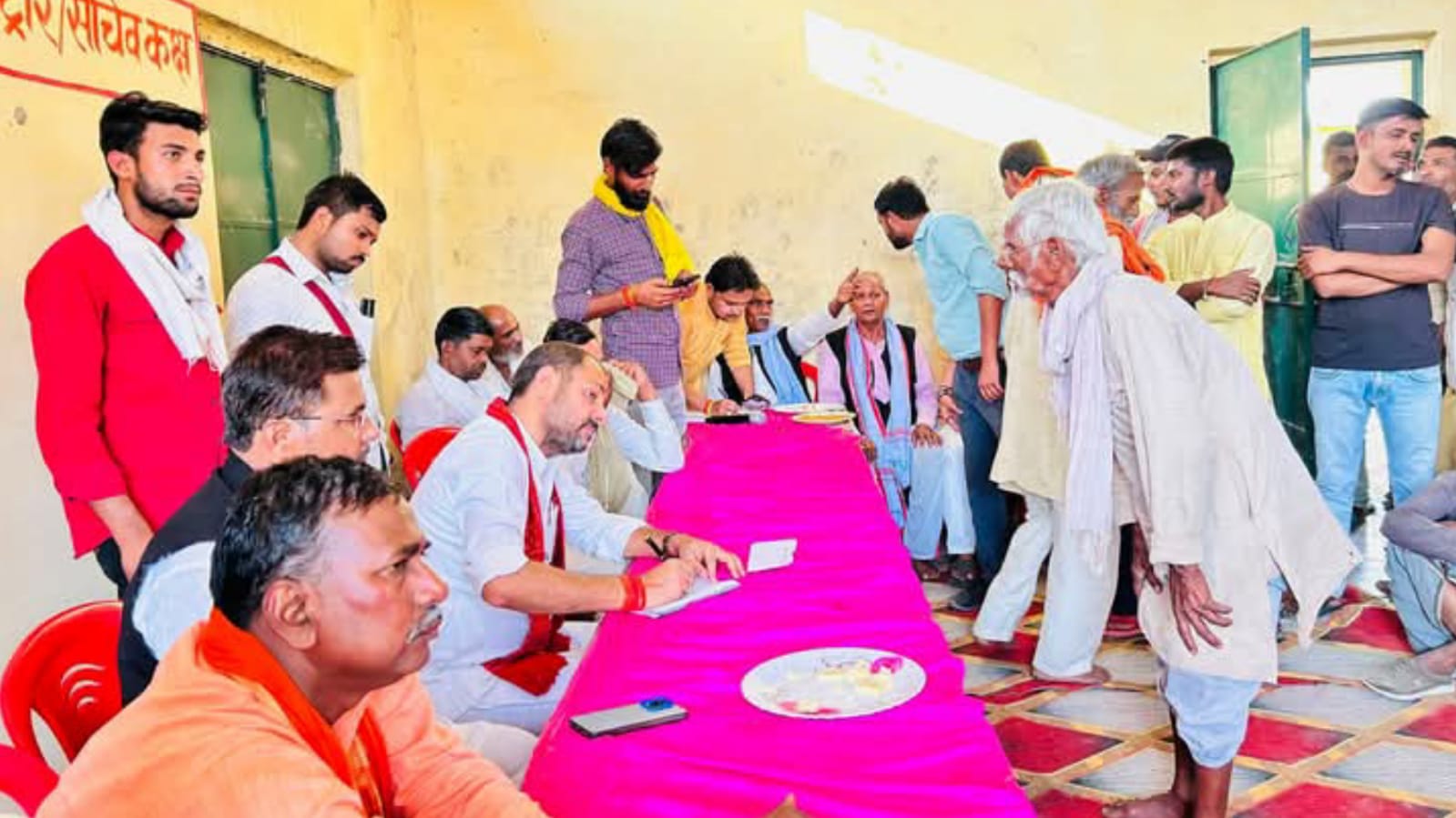 विधायक प्रकाश विकास की "नब्ज" परखने "गांव-गांव" पहुंचे : लगाया जनता दरबार, हुआ समाधान