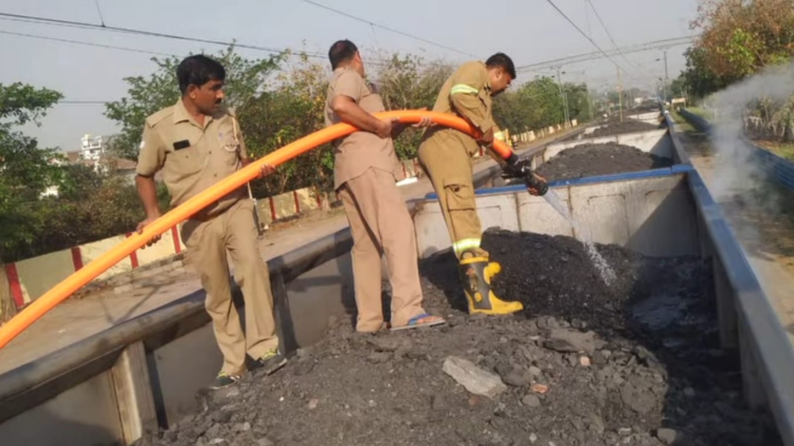 कोयले से लदी मालगाड़ी में लगी आग, मचा हड़कंप: कड़ी मशक्कत के बाद पाया काबू