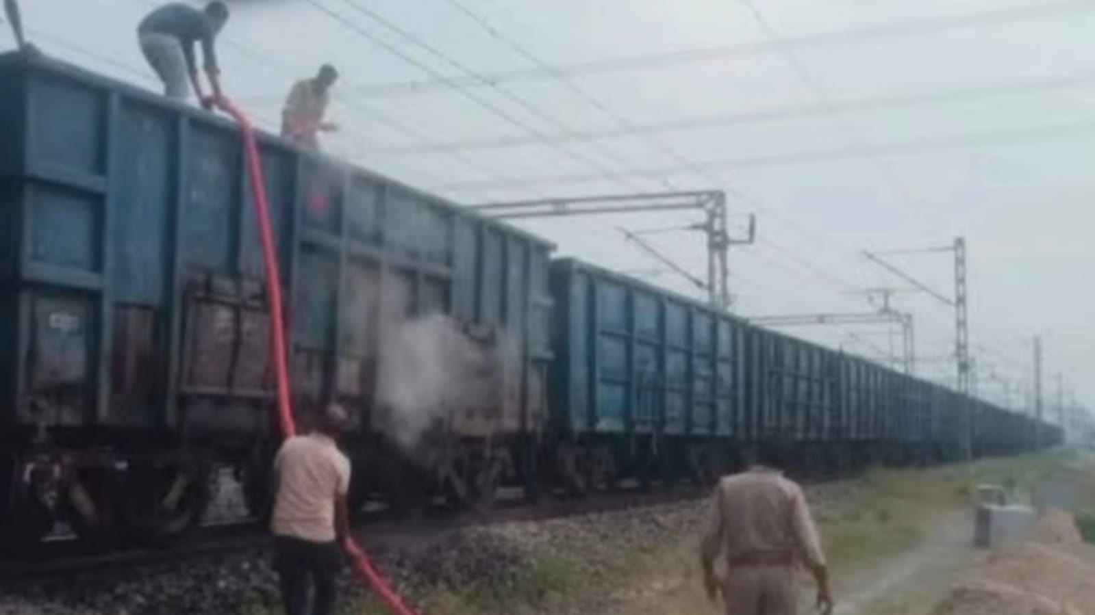 कोयले से लदी मालगाड़ी में लगी आग, मचा हड़कंप: कड़ी मशक्कत के बाद पाया काबू