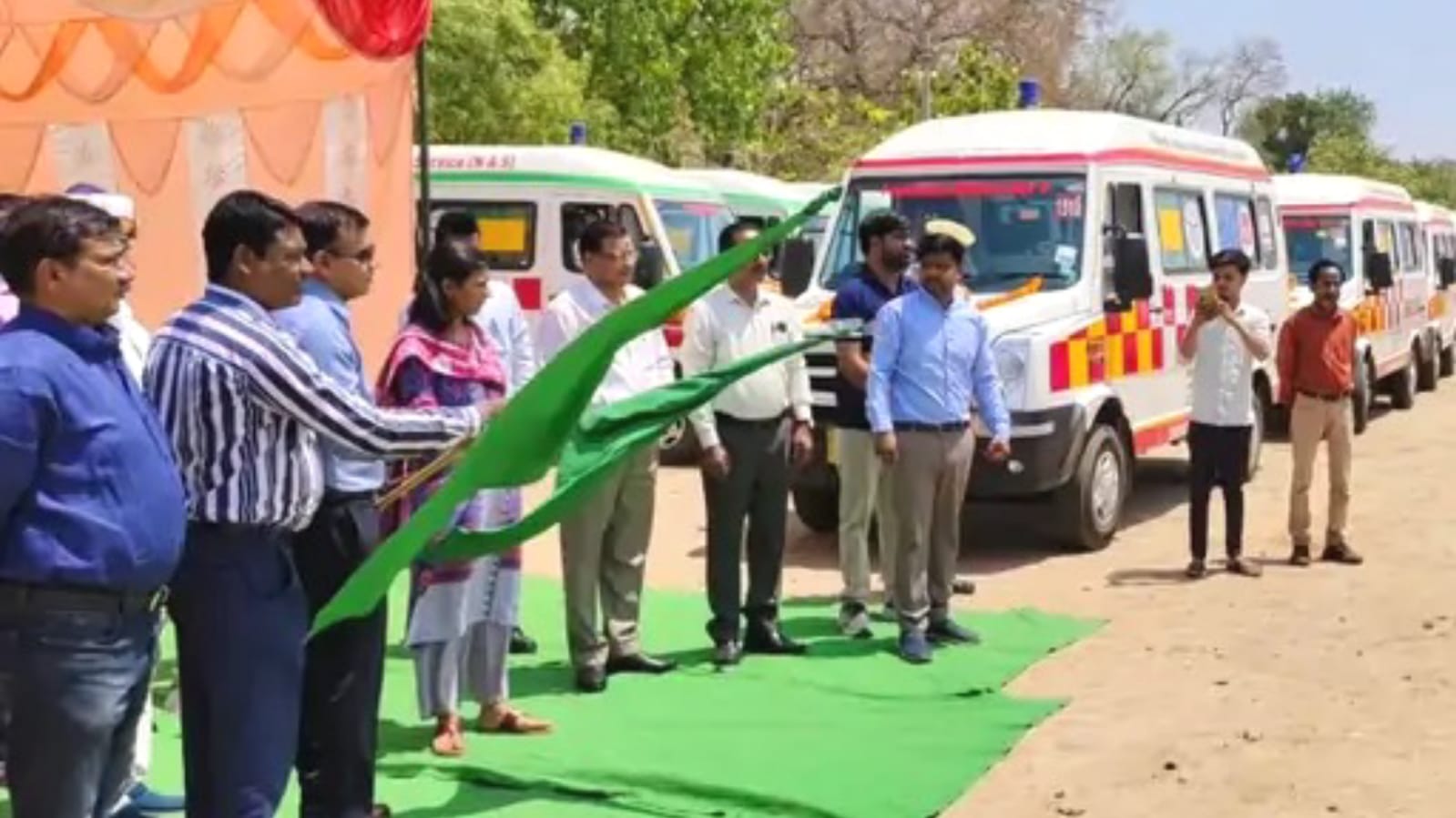 स्वास्थ्य सेवाओं को मिली रफ्तार: बांदा को मिली 27 नई एंबुलेंस, आयुक्त ने दिखाई हरी झंडी