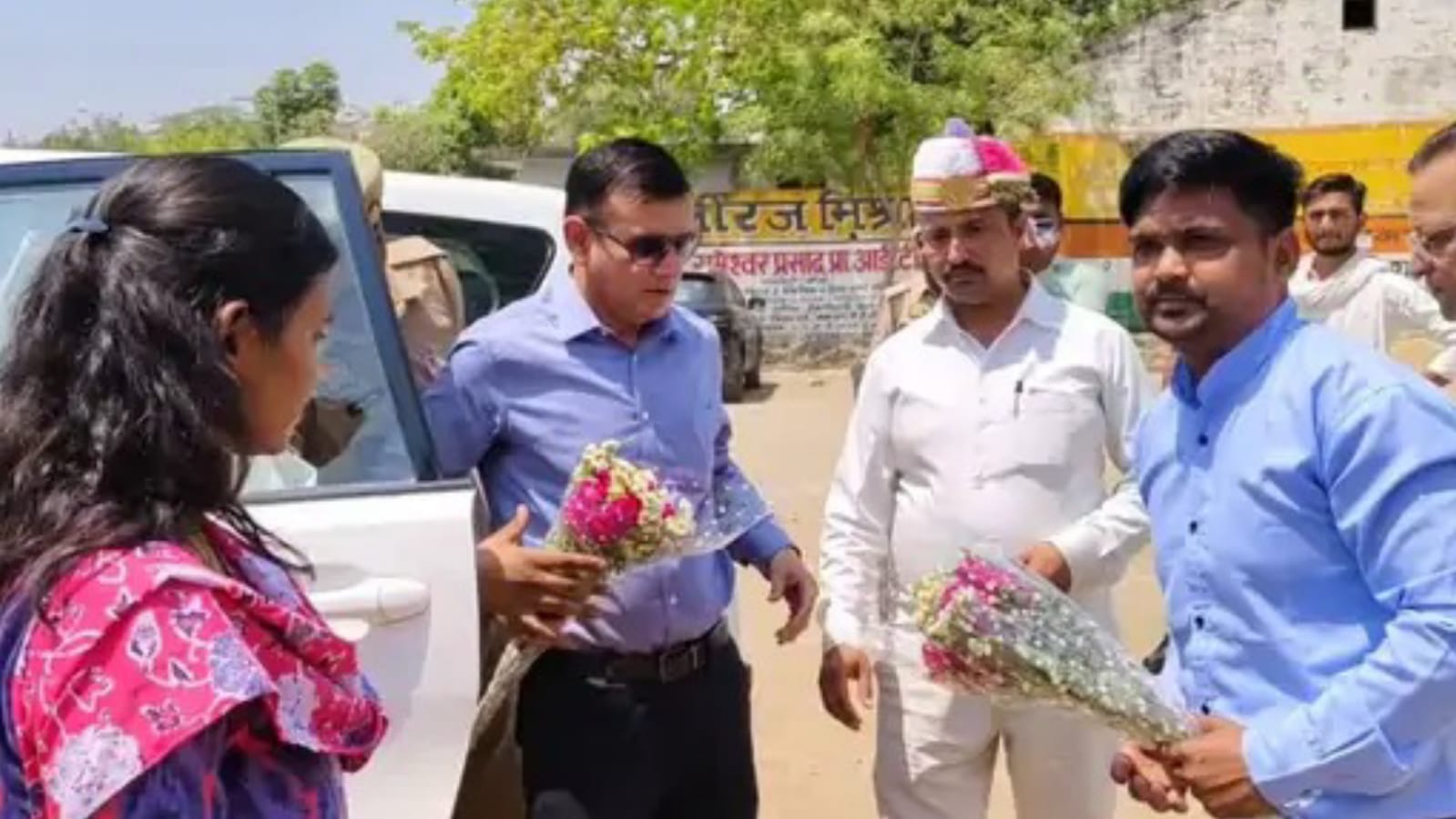स्वास्थ्य सेवाओं को मिली रफ्तार: बांदा को मिली 27 नई एंबुलेंस, आयुक्त ने दिखाई हरी झंडी