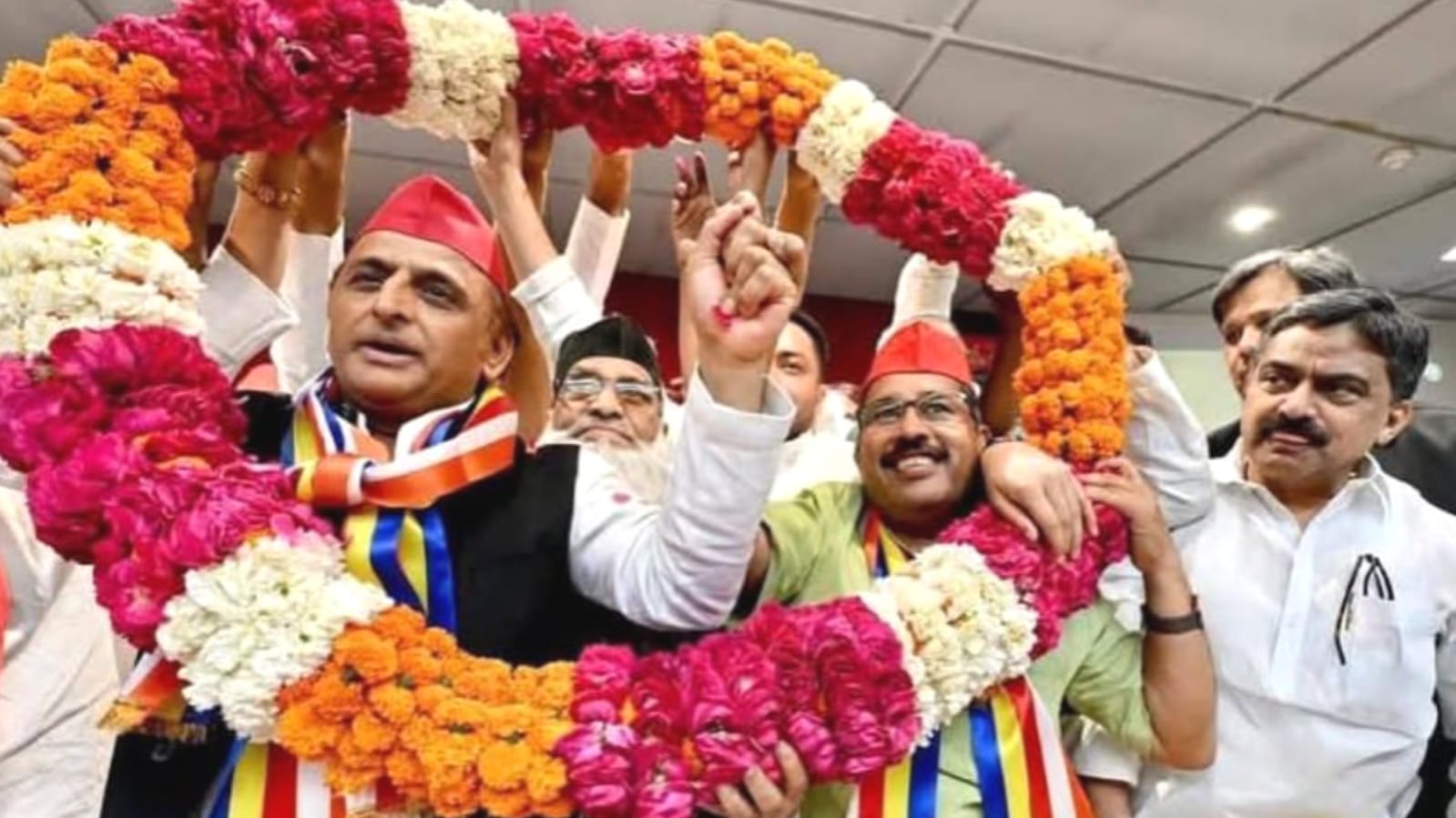 पूर्व मंत्री दद्दू प्रसाद के सपा में शामिल होने से बांदा एवं चित्रकूट में सियासत का पारा चढ़ा