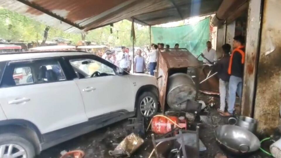 तेज रफ्तार कार ने मचाया तांडव: खौलते तेल की चपेट में आए तीन लोग, सीसीटीवी में कैद हुई तबाही
