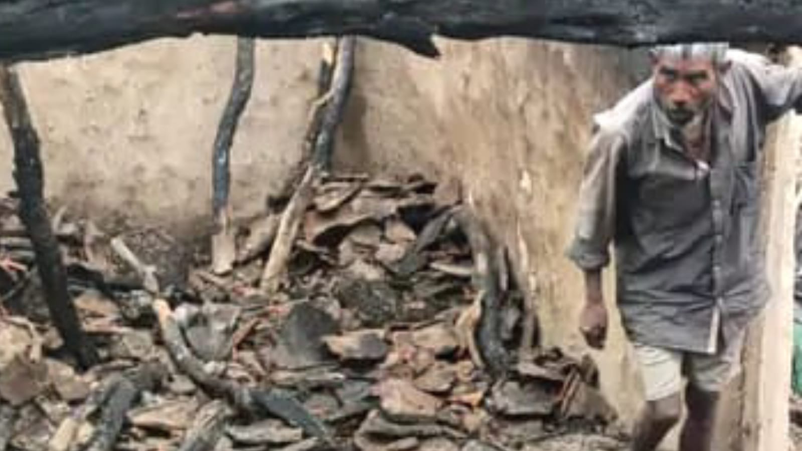 दीपक की चिंगारी बनी "विनाश" का कारण: घर जलकर हुआ राख, 8 बकरियों की मौत
