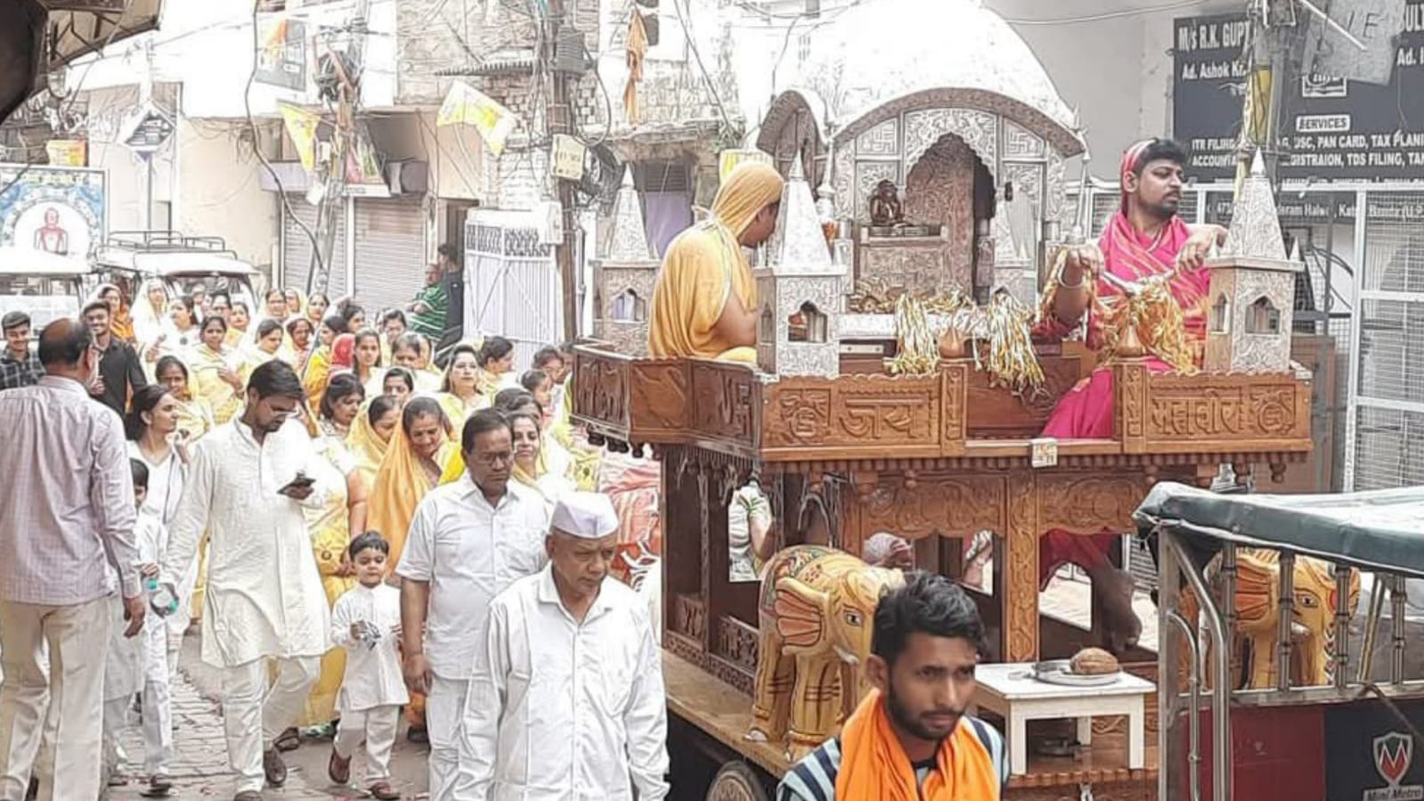 महावीर जयंती पर बांदा में निकली शोभायात्रा: "अहिंसा परमो धर्मः" का गूंजा संदेश