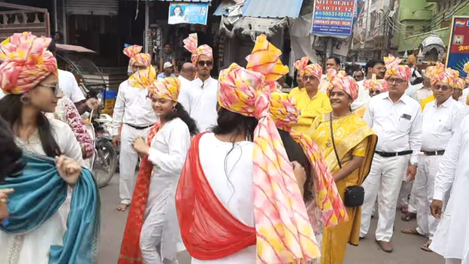 महावीर जयंती पर बांदा में निकली शोभायात्रा: "अहिंसा परमो धर्मः" का गूंजा संदेश