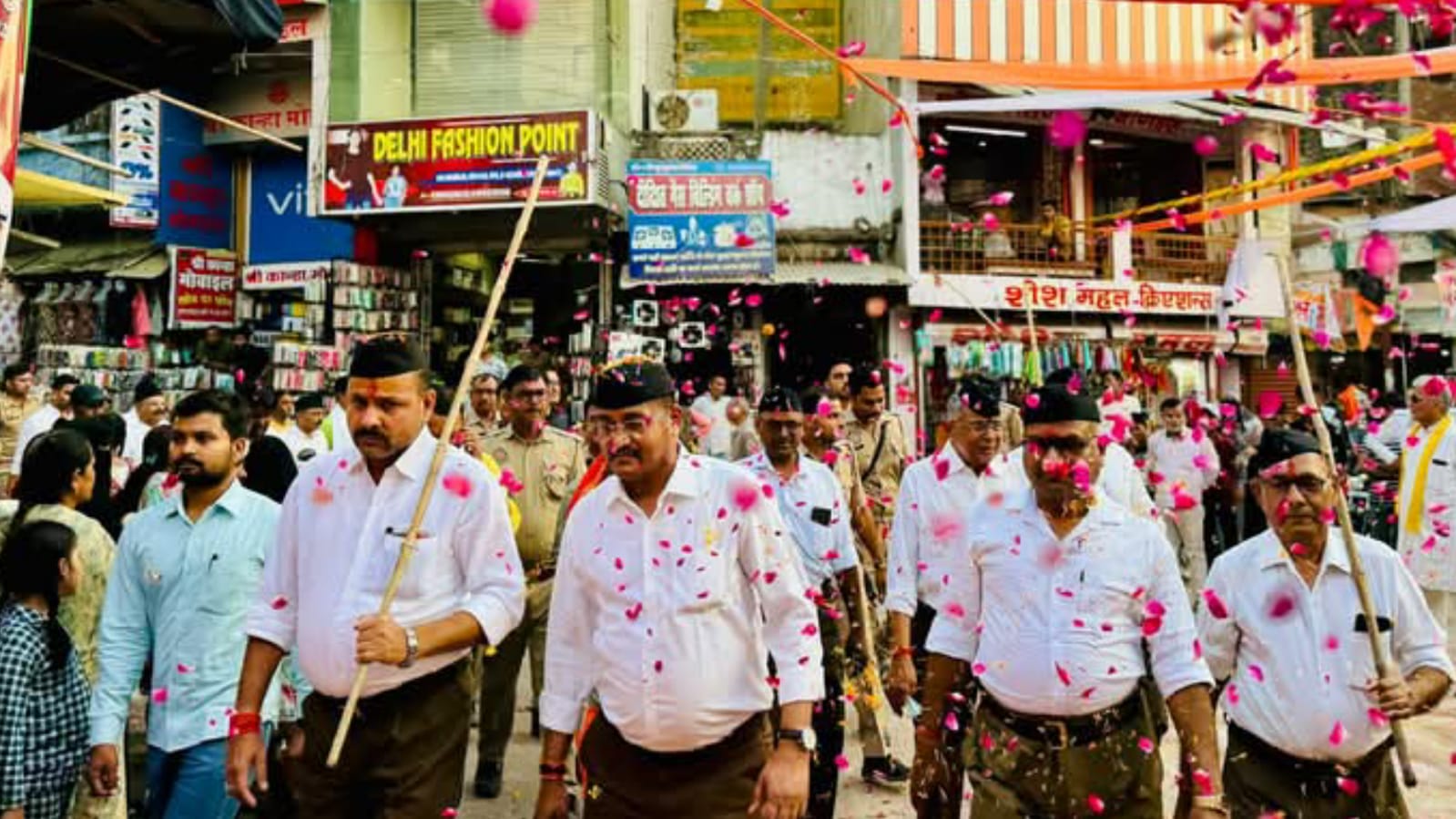 आरएसएस का पथ संचालन : पुष्प वर्षा से जगह जगह स्वागत