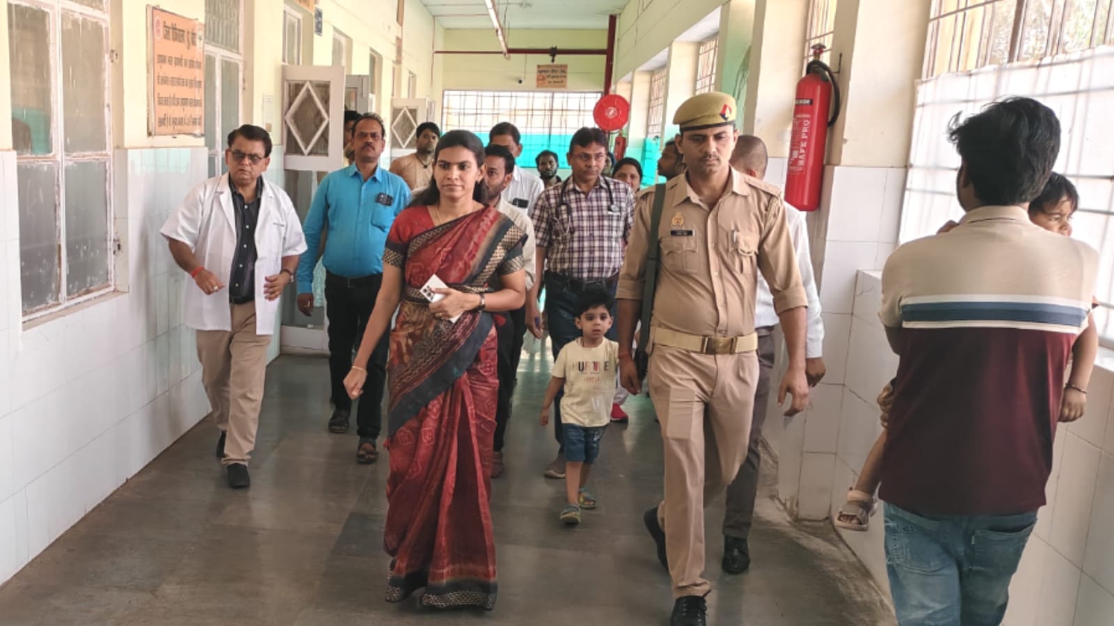 डीएम जे. रीभा की अस्पताल पर "पैनी नजर": बोली- इलाज में "कोताही" नहीं होगी बर्दाश्त
