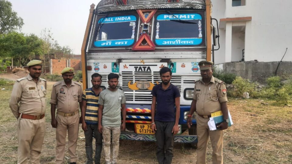 बेजुबानों पर जुल्म: क्रूरता से भरकर ट्रक में लाए जा रहे थे 19 भैंसे, तीन तस्कर गिरफ़्तार