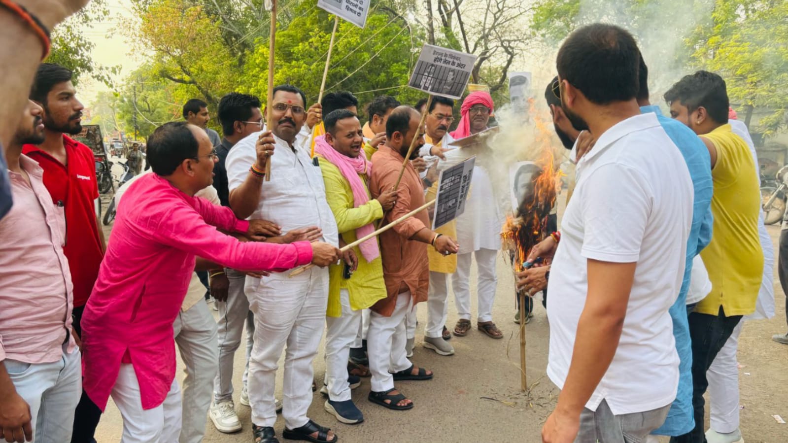 नेशनल हेराल्ड विवाद गरमाया: भाजयुमो ने राहुल-सोनिया का फूंका पुतला, निष्पक्ष जांच की उठी मांग