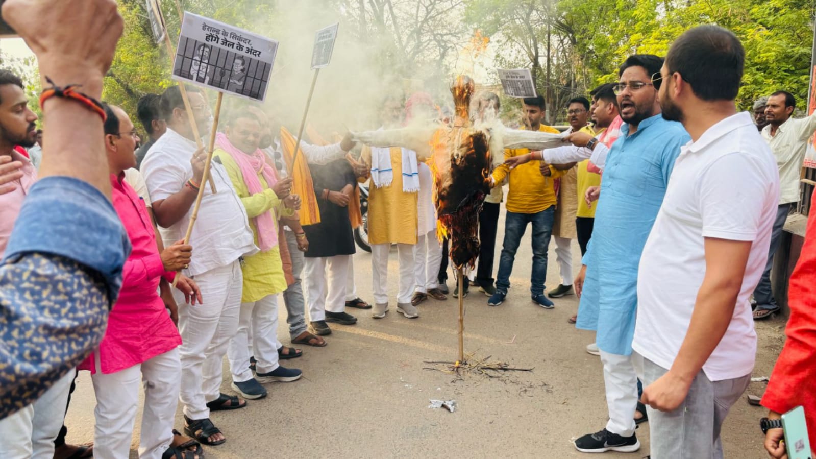 नेशनल हेराल्ड विवाद गरमाया: भाजयुमो ने राहुल-सोनिया का फूंका पुतला, निष्पक्ष जांच की उठी मांग