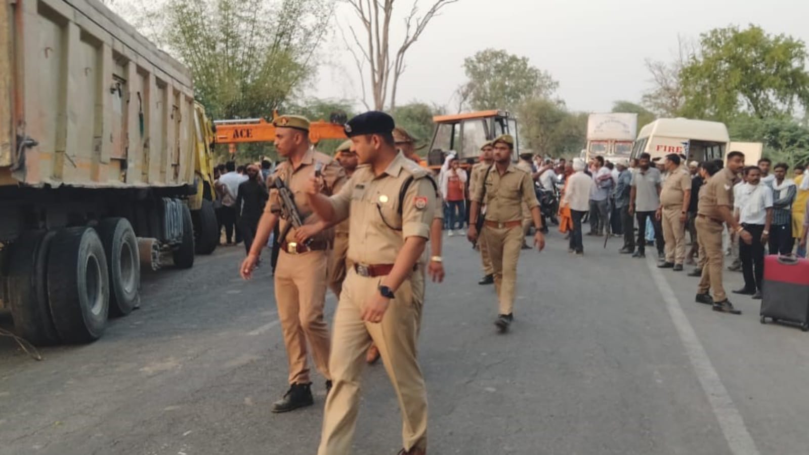 शादी से लौटते वक्त उजड़ गया पूरा परिवार: एक झपकी ने छीन ली तीन जिंदगियां, गूंज उठी चीख-पुकार