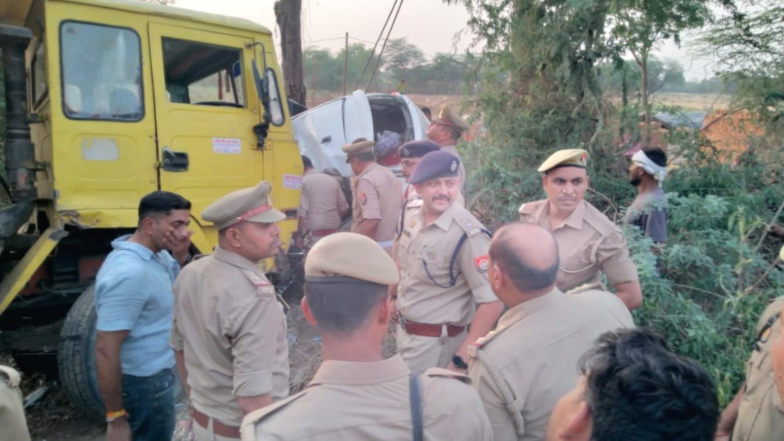 शादी से लौटते वक्त उजड़ गया पूरा परिवार: एक झपकी ने छीन ली तीन जिंदगियां, गूंज उठी चीख-पुकार