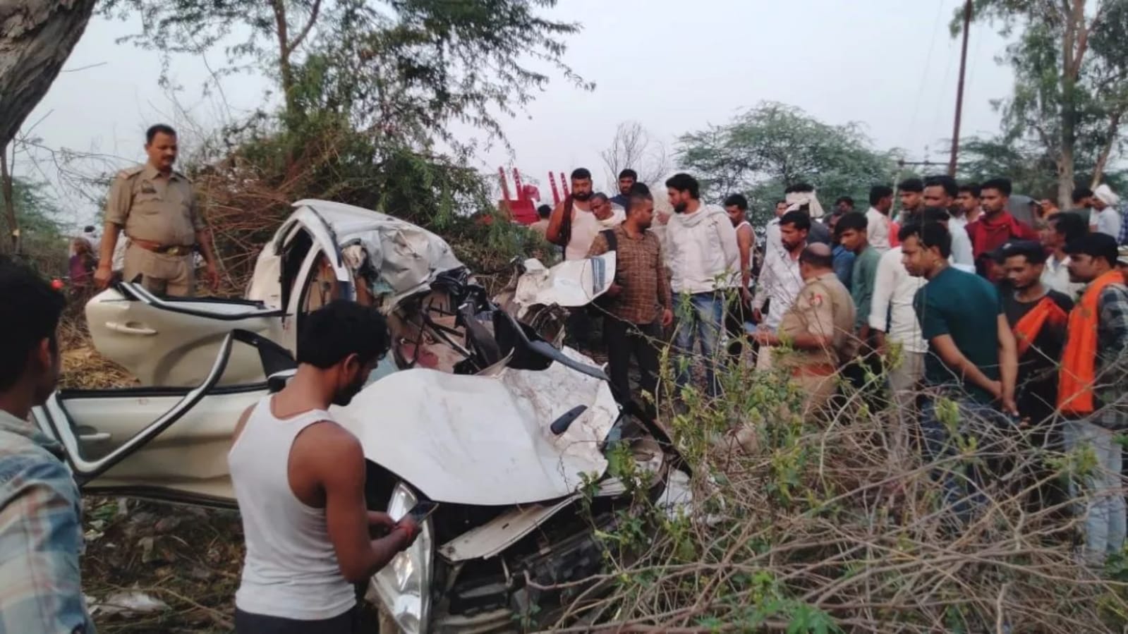 शादी से लौटते वक्त उजड़ गया पूरा परिवार: एक झपकी ने छीन ली तीन जिंदगियां, गूंज उठी चीख-पुकार