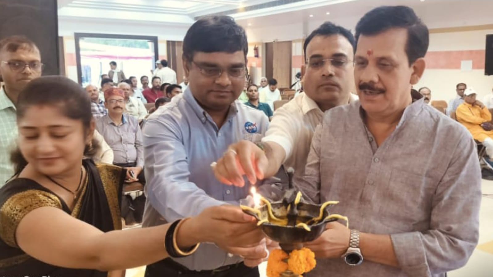 आरटीओ शंकर सिंह की पुस्तक का हुआ विमोचन: कवि सम्मेलन ने बांधा समां