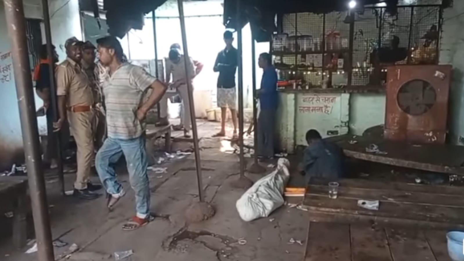 शराब ठेके पर संदिग्ध मौतों से मचा हड़कंप : जांच में जुटा प्रशासन