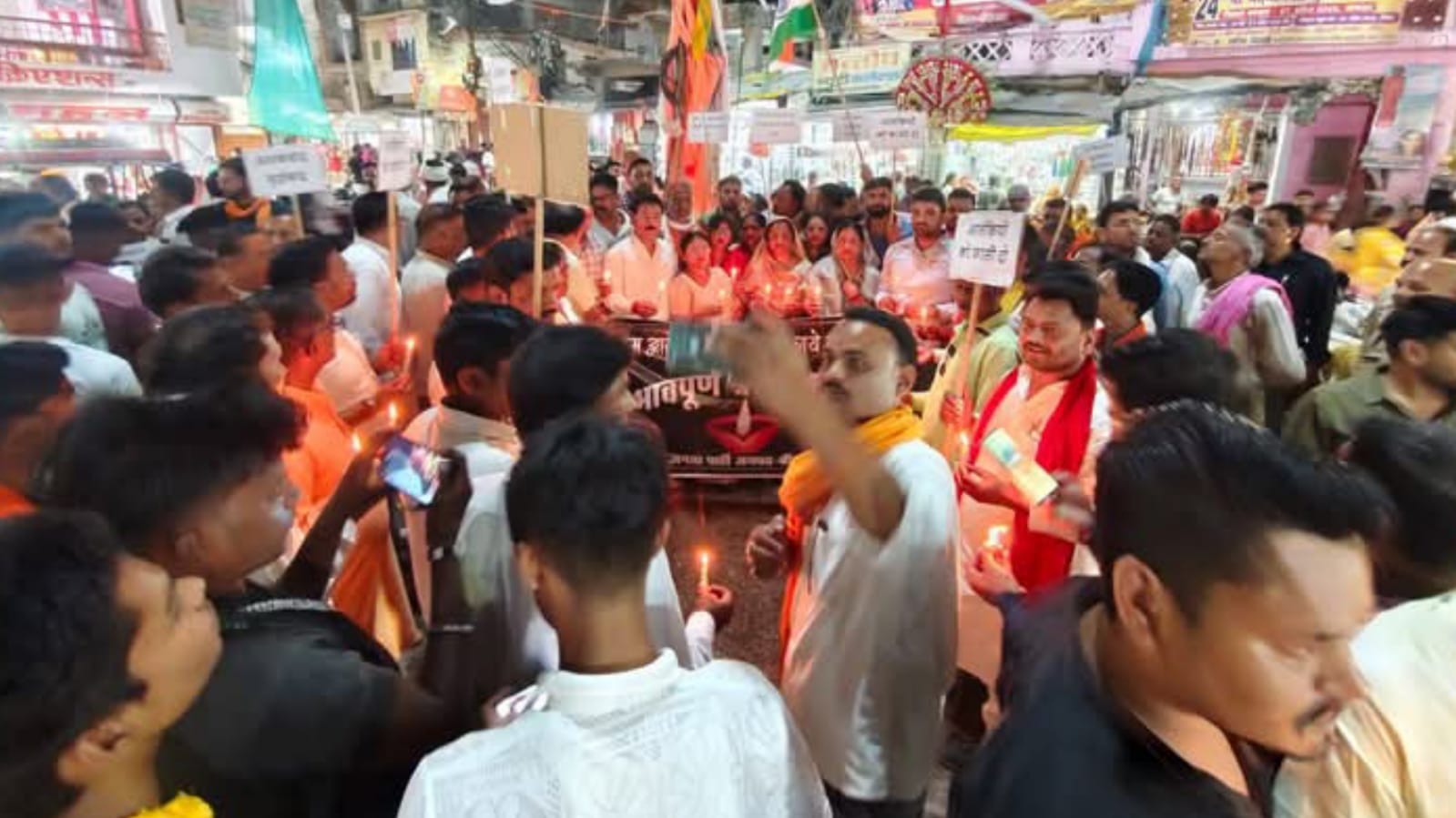 आतंकवाद के खिलाफ बांदा की हुंकार: कैंडल मार्च में उमड़ा जनसैलाब, शहीदों को दी श्रद्धांजलि