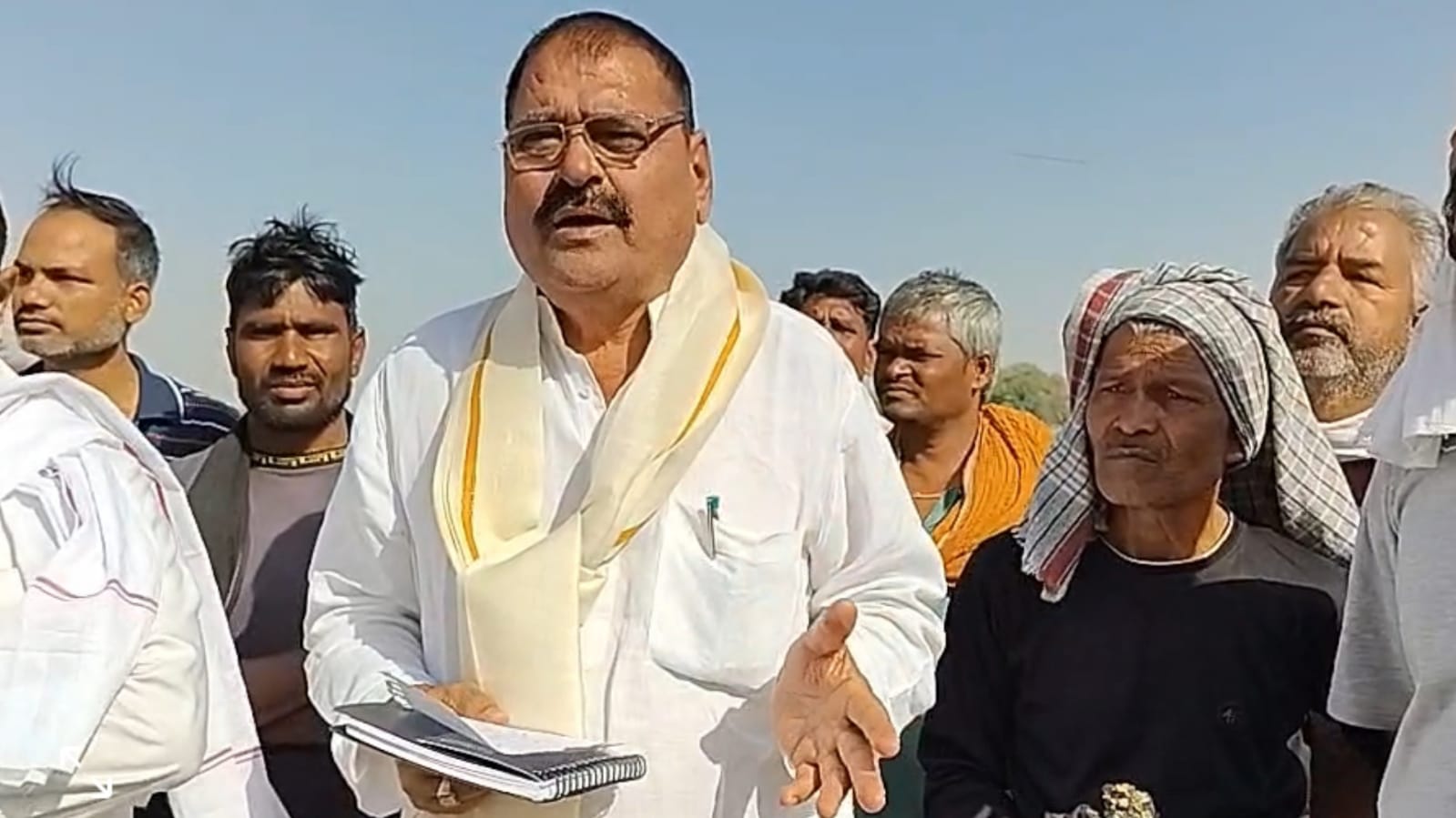 फसल में लगी आग, किसानों की मेहनत पलभर में राख: विधायक विशंभर नें मदद का दिया अश्वासन