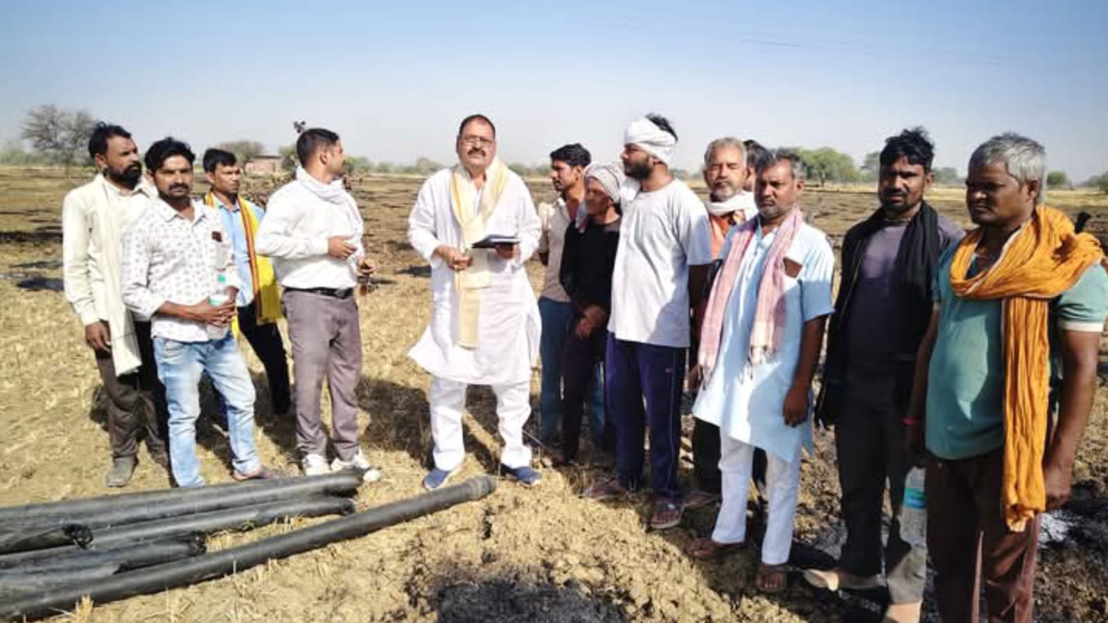 फसल में लगी आग, किसानों की मेहनत पलभर में राख: विधायक विशंभर नें मदद का दिया अश्वासन