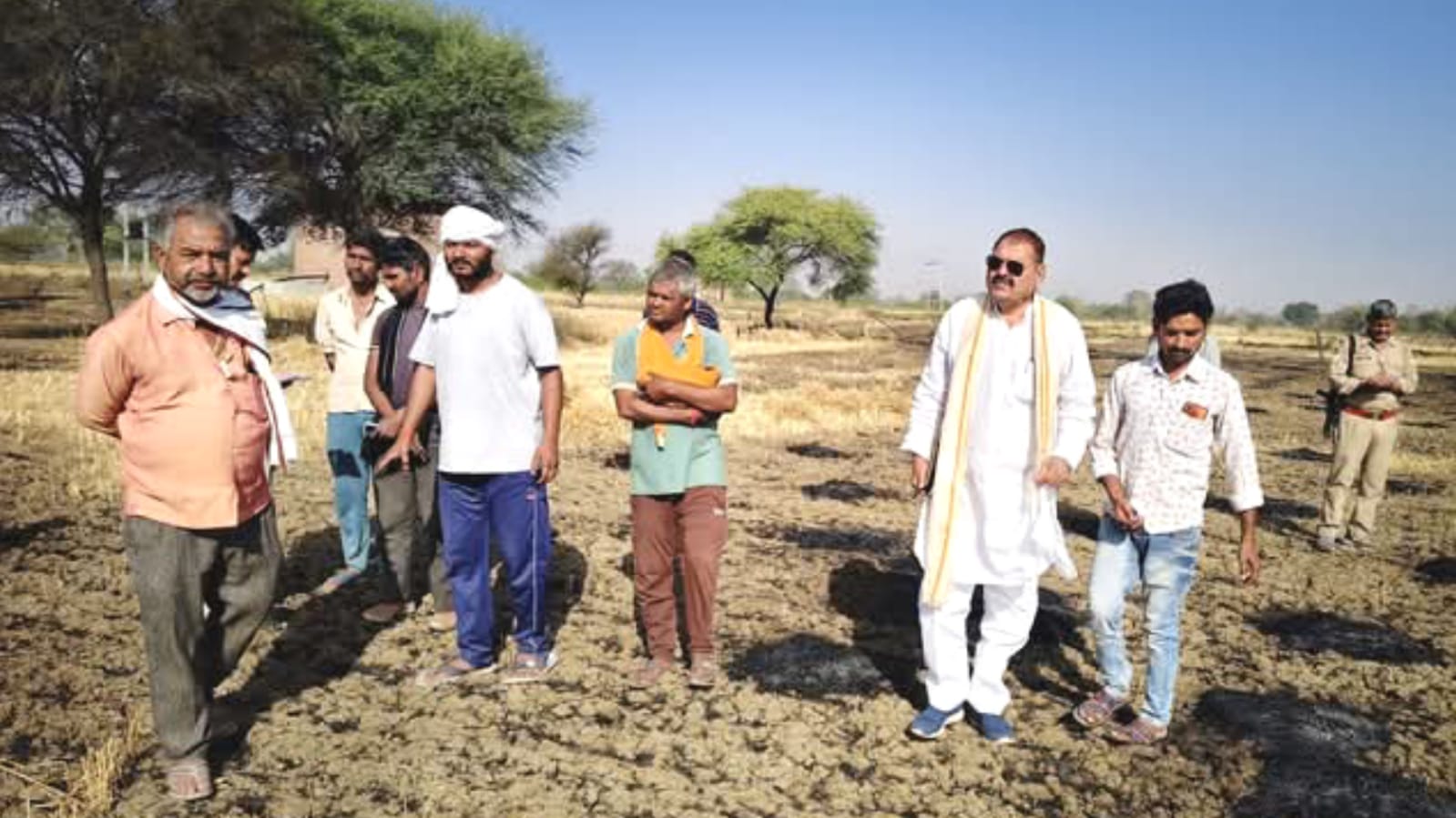 फसल में लगी आग, किसानों की मेहनत पलभर में राख: विधायक विशंभर नें मदद का दिया अश्वासन