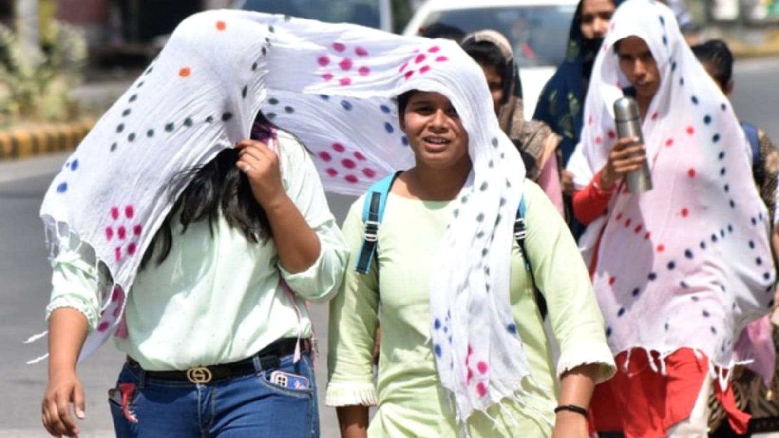 आसमान से बरस रही है आग: इंसान बेहाल, प्यासे बेज़ुबान, जब गर्मी ने छीनी 'चैन की सांस'