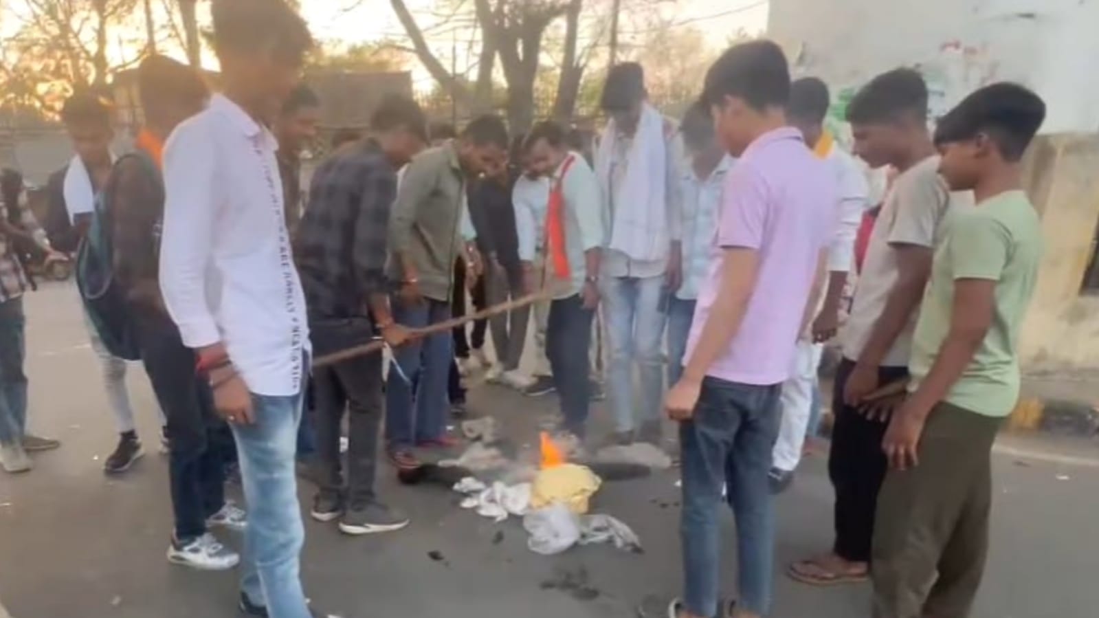 पहलगाम आतंकी हमले पर 'एबीवीपी' का विरोध प्रदर्शन: पाकिस्तान का फूंका पुतला