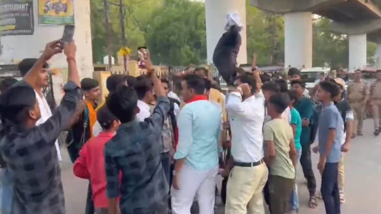 पहलगाम आतंकी हमले पर 'एबीवीपी' का विरोध प्रदर्शन: पाकिस्तान का फूंका पुतला