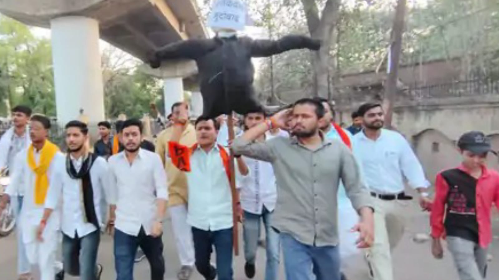 पहलगाम आतंकी हमले पर 'एबीवीपी' का विरोध प्रदर्शन: पाकिस्तान का फूंका पुतला