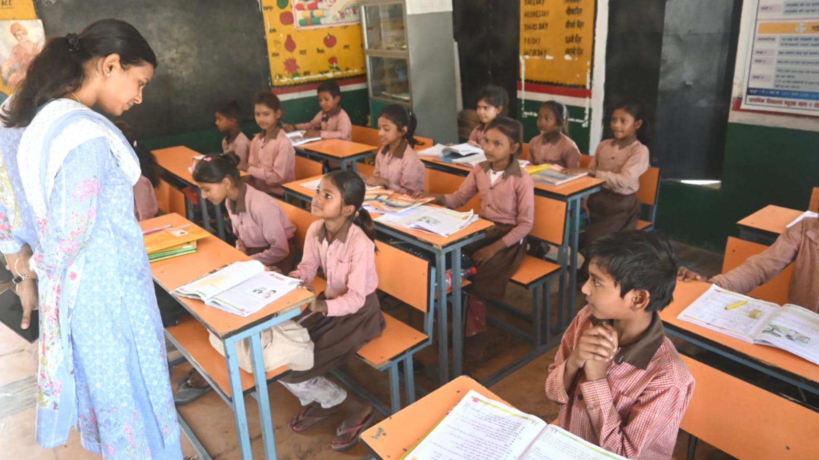 डीएम जे. रीभा द्वारा विद्यालयों का औचक निरीक्षण: 'शैक्षिक सुधार' के दिए सख्त  निर्देश