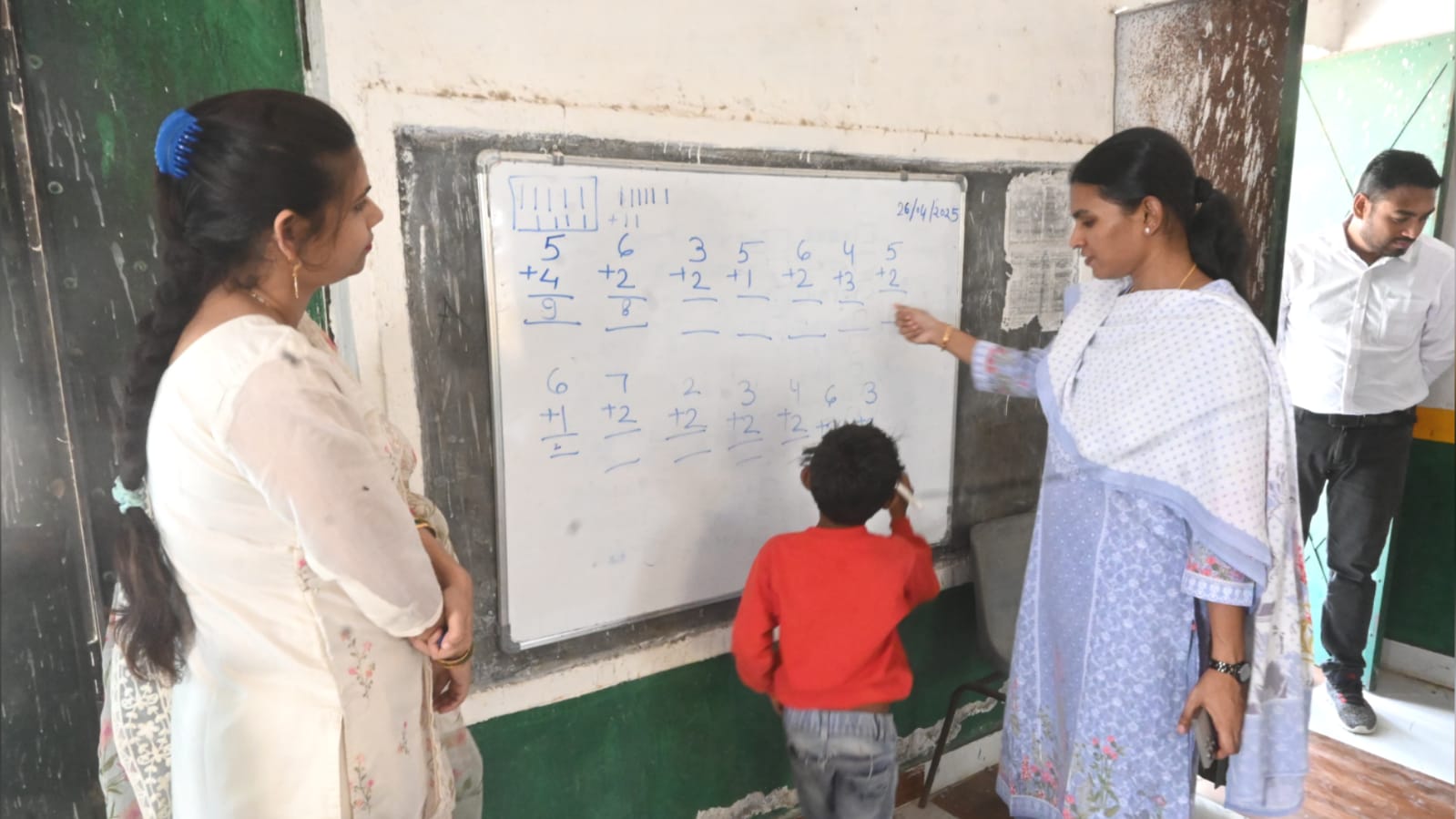 डीएम जे. रीभा द्वारा विद्यालयों का औचक निरीक्षण: 'शैक्षिक सुधार' के दिए सख्त  निर्देश