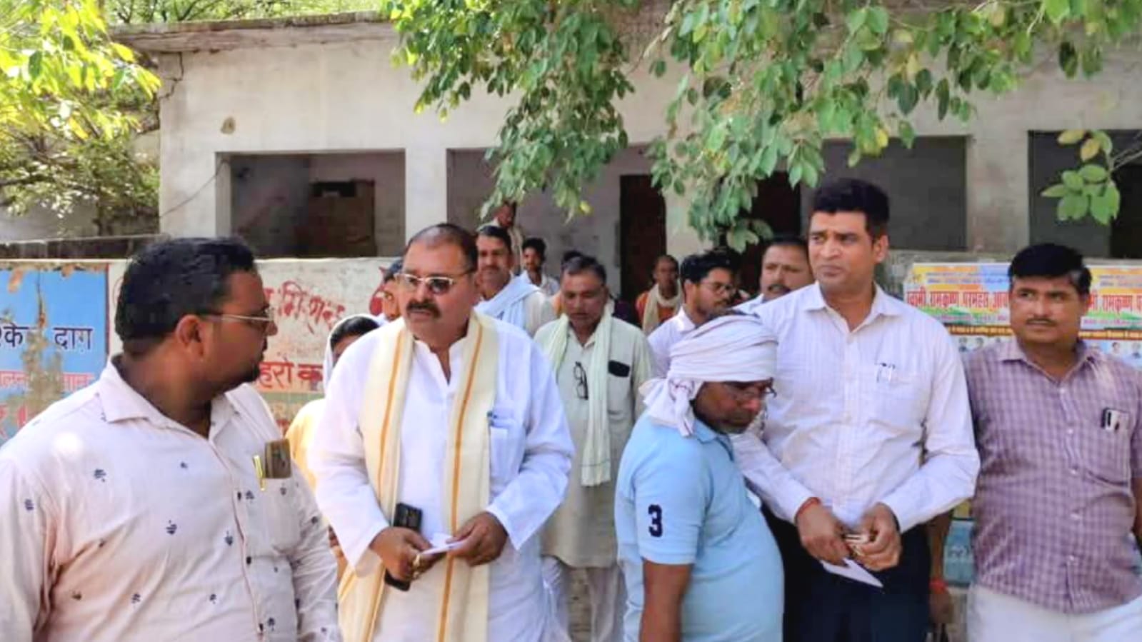 विधायक विशम्भर बने 'मसीहा': थामा 'जनता' का हाथ, 'वादों से नहीं, काम से जीता दिल'