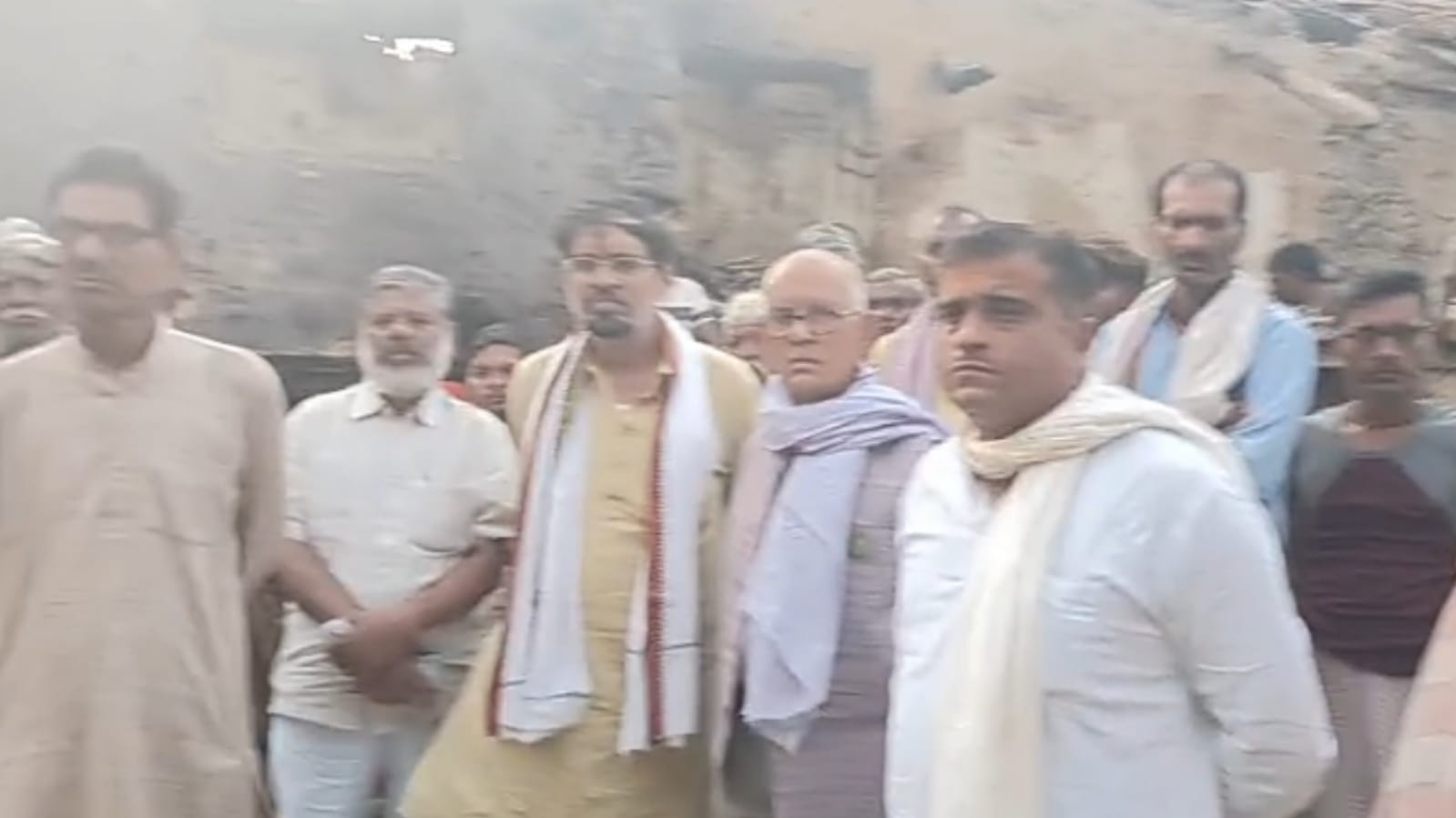 हरिजन बस्ती में आग की लपटों में सुलग गया "आशियाना": कांग्रेस ने थामा गरीब का हाथ !