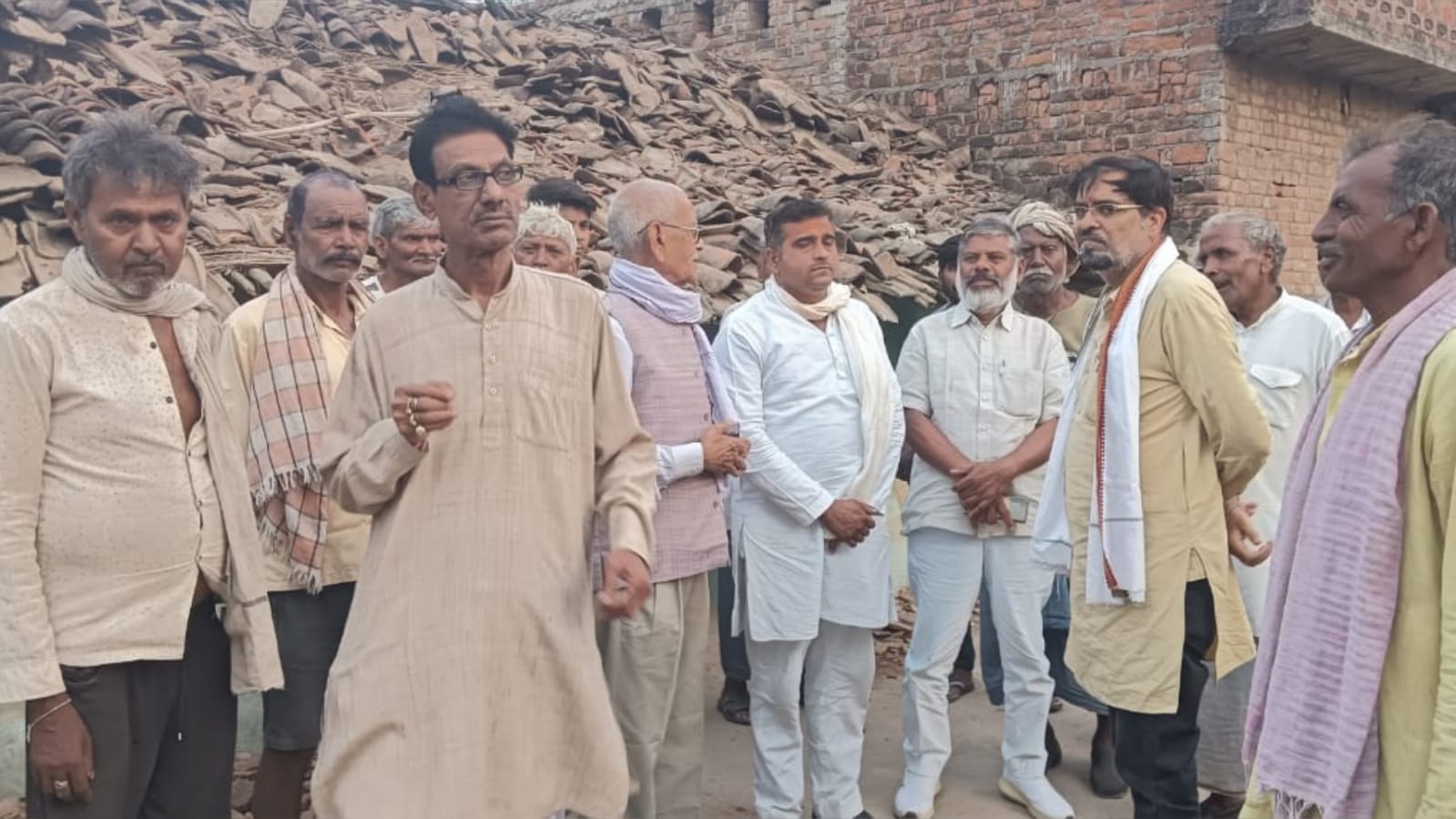 हरिजन बस्ती में आग की लपटों में सुलग गया "आशियाना": कांग्रेस ने थामा गरीब का हाथ !