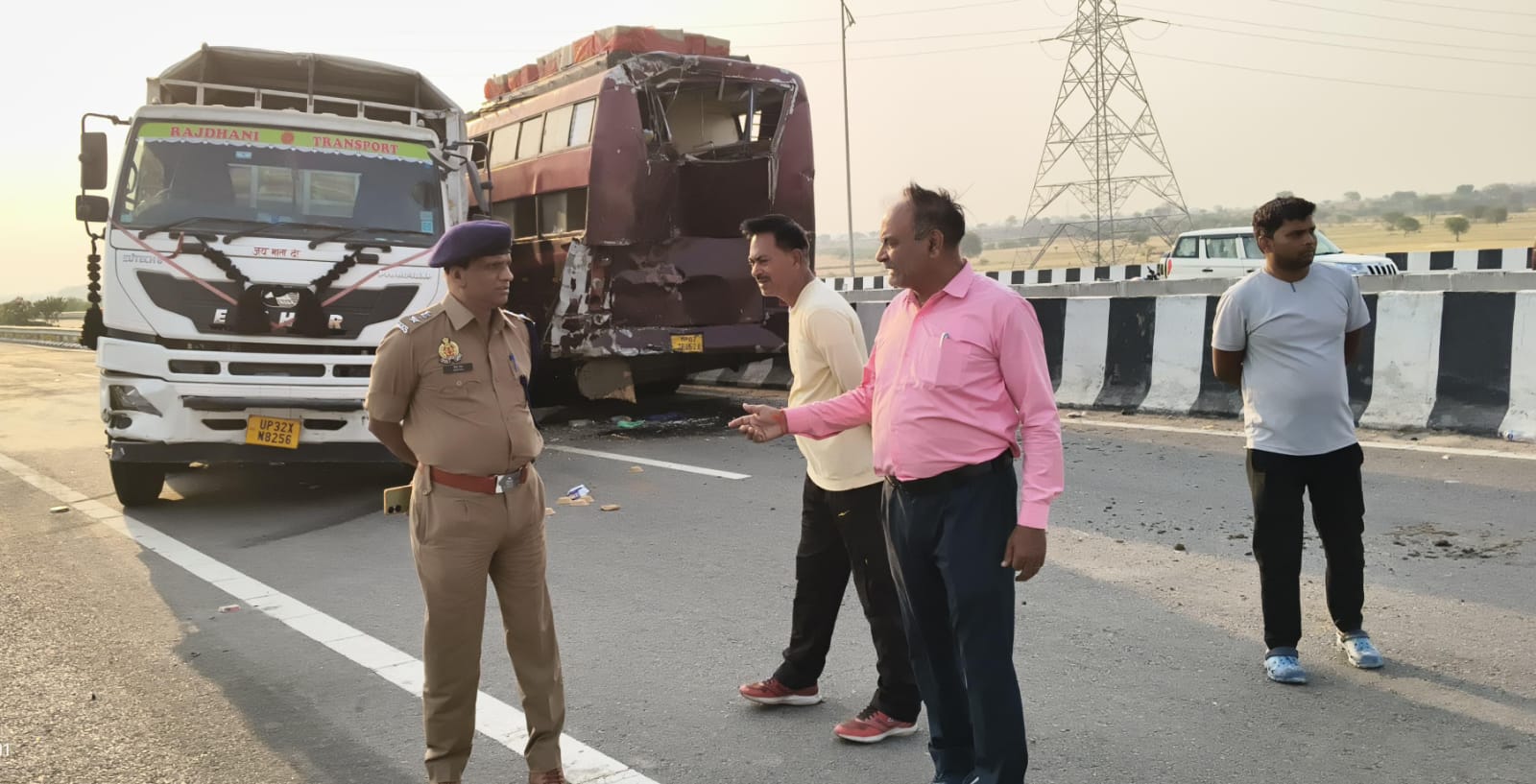 एक झपकी में 'खड़ी हो गई मौत': एक्सप्रेसवे पर ट्रक ने मचाई तबाही, एक की मौत, 13 घायल