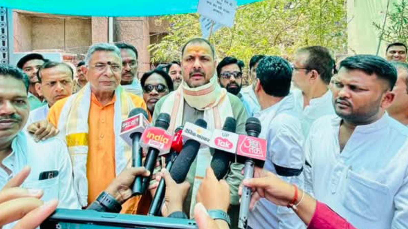 अखिलेश के 'पोस्टर' से बवाल: विधायक प्रकाश नें 'सपा' पर बोला 'सियासी' हमला