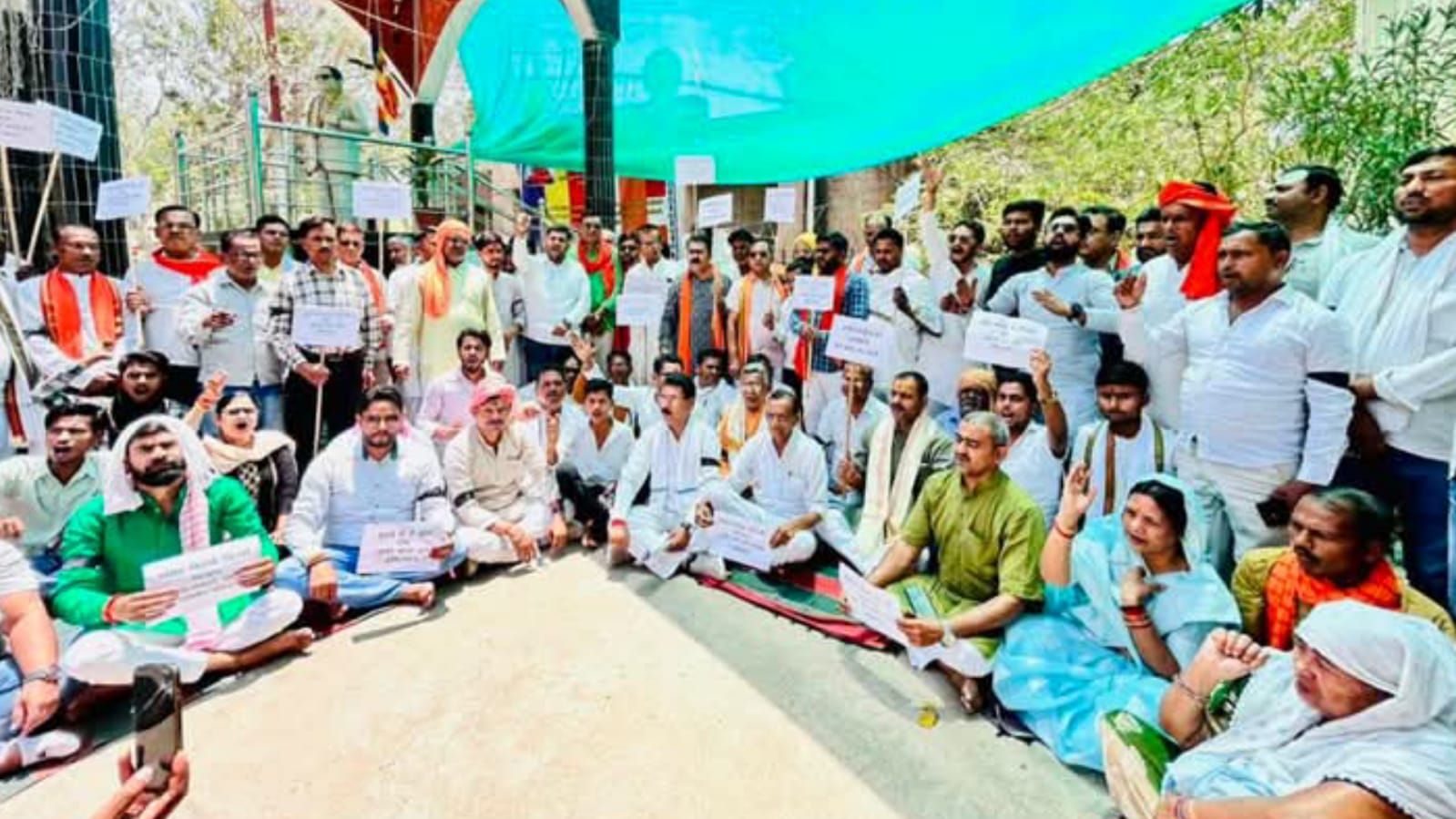 अखिलेश के 'पोस्टर' से बवाल: विधायक प्रकाश नें 'सपा' पर बोला 'सियासी' हमला