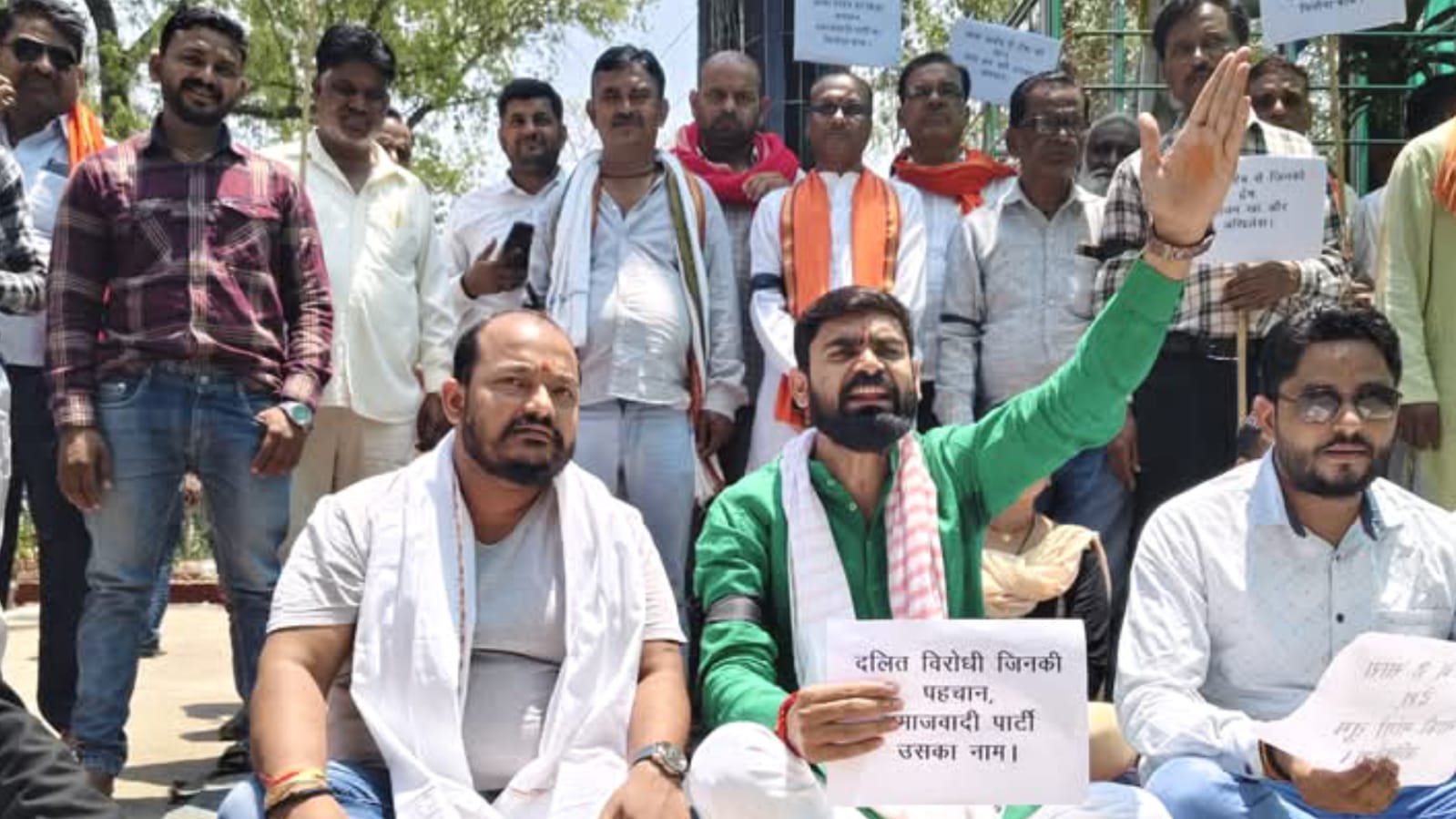 अखिलेश के 'पोस्टर' से बवाल: विधायक प्रकाश नें 'सपा' पर बोला 'सियासी' हमला