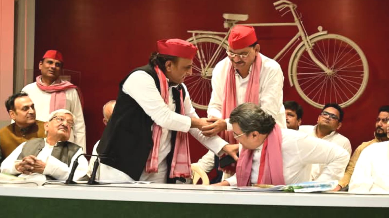 सपा में महेंद्र वर्मा की इंट्री से राजनीति गर्म:सियासी जमीन पर फिर खड़ा हुआ पुराना योद्धा