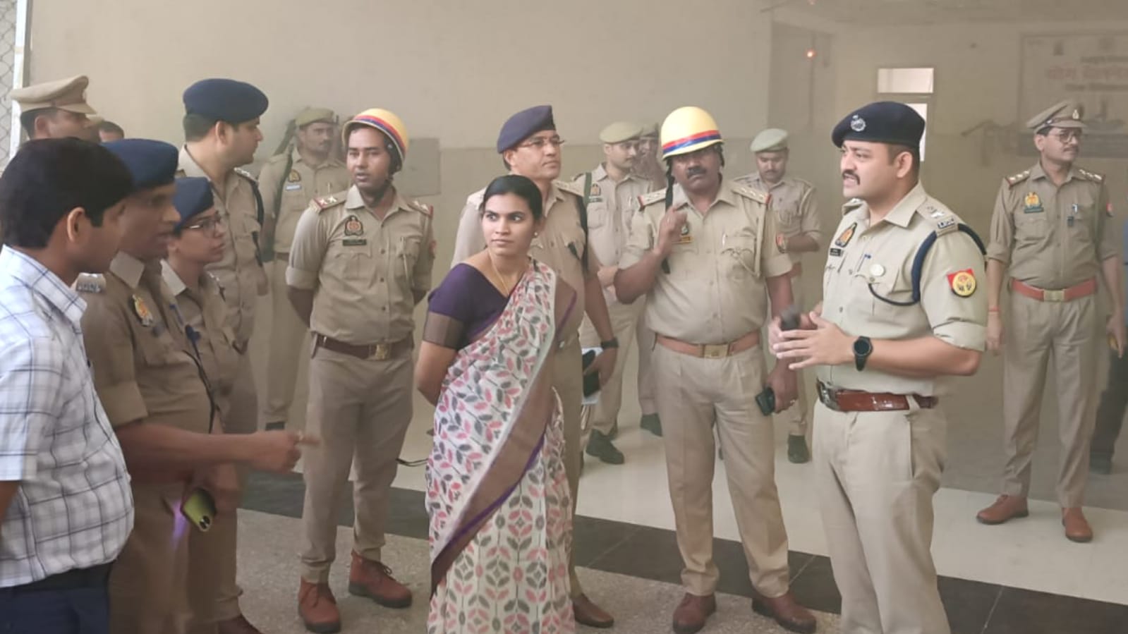बांदा अस्पताल बना ऑपरेशन ज़ोन: मॉक ड्रिल में 'गोलियों' की गूंज, दो फर्जी 'आतंकी' हुए ढेर