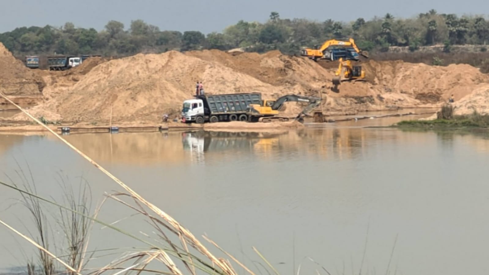 बांदा डीएम सतर्क हो जायें : पड़ोरा बालू खदान में शुरू हो गया अवैध खनन, माफिया का अट्टाहस