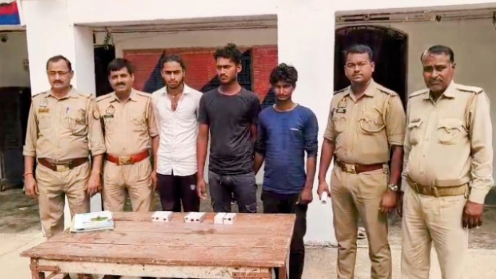 रात में किया घर साफ, कुछ दिन में हो गए बेनकाब: पुलिस ने सोने-चांदी के साथ दबोचा गैंग