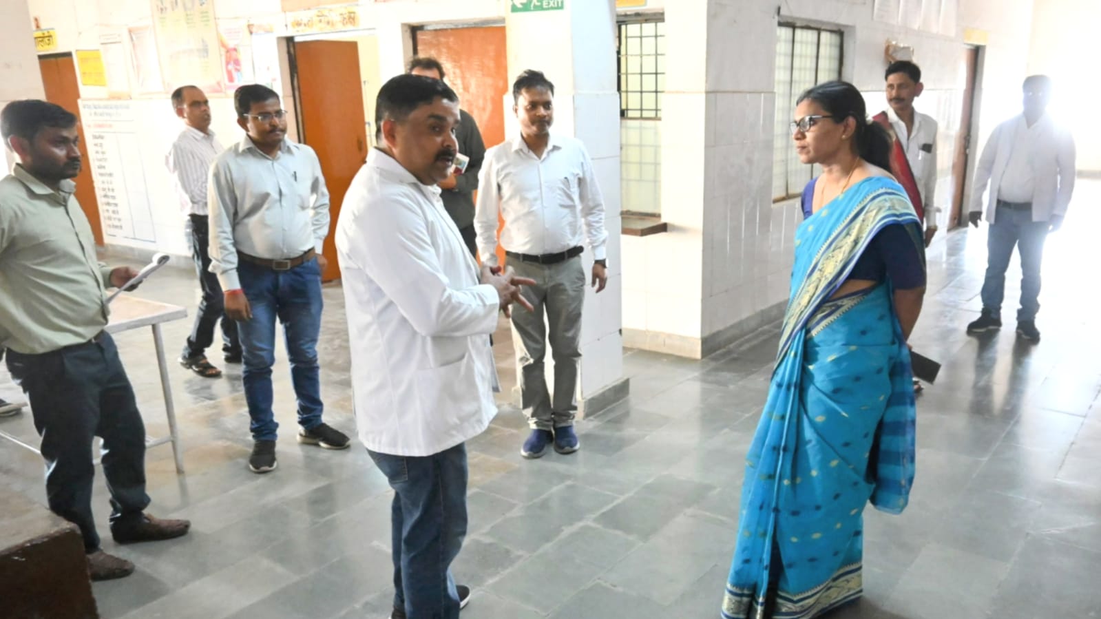 डीएम जे. रीभा 'प्रशासनिक जमीनी सच्चाई' देख 'भड़कीं' : लापरवाह अधिकारियों पर गिरी 'गाज'