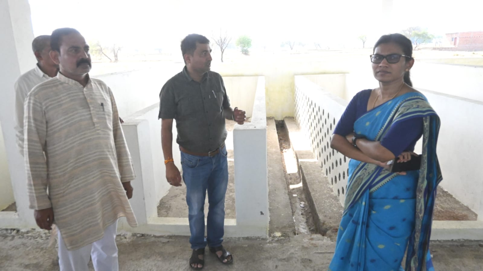 डीएम जे. रीभा 'प्रशासनिक जमीनी सच्चाई' देख 'भड़कीं' : लापरवाह अधिकारियों पर गिरी 'गाज'